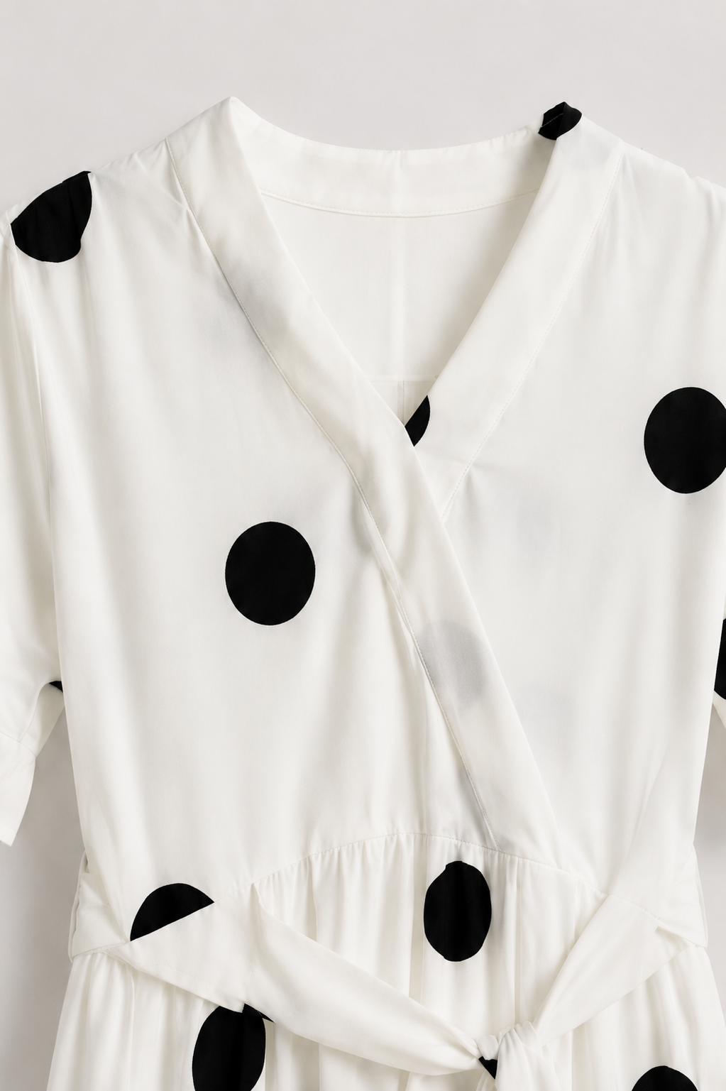 white block noir dots